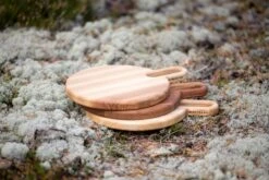 Hanna Saari Halikko Cutting Board, Round, Elm 12 Hanna Saari Halikko Cutting Board, Round, Elm -Selected Kitchenware Store Yhteiskuva Saarni Jalava 24